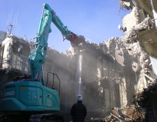 画像:RC造3階建学生寮解体工事