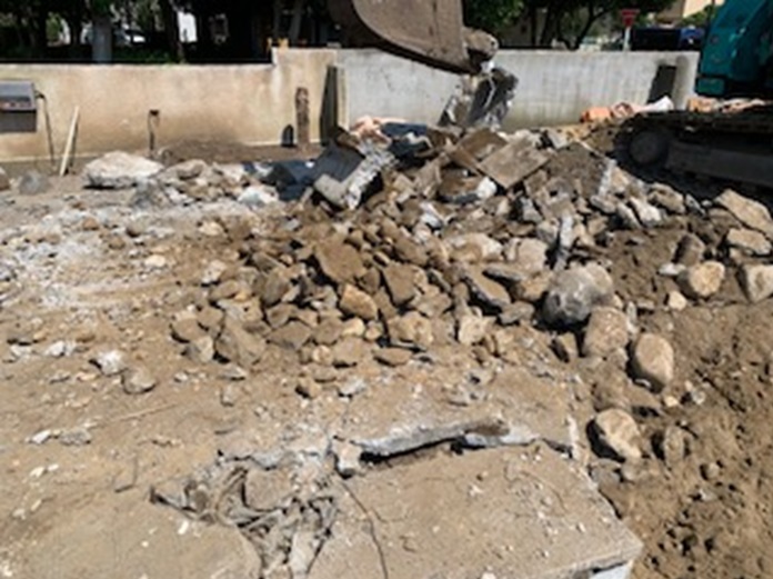 画像：土間基礎解体