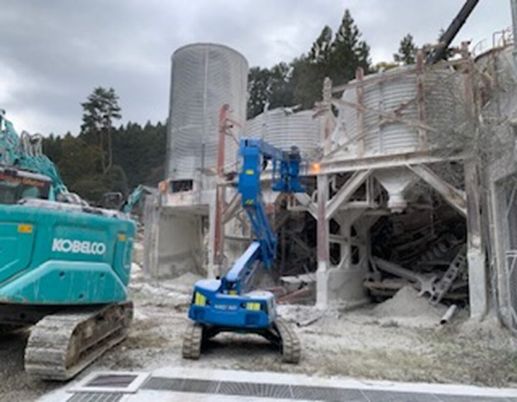 画像：ガス溶断作業