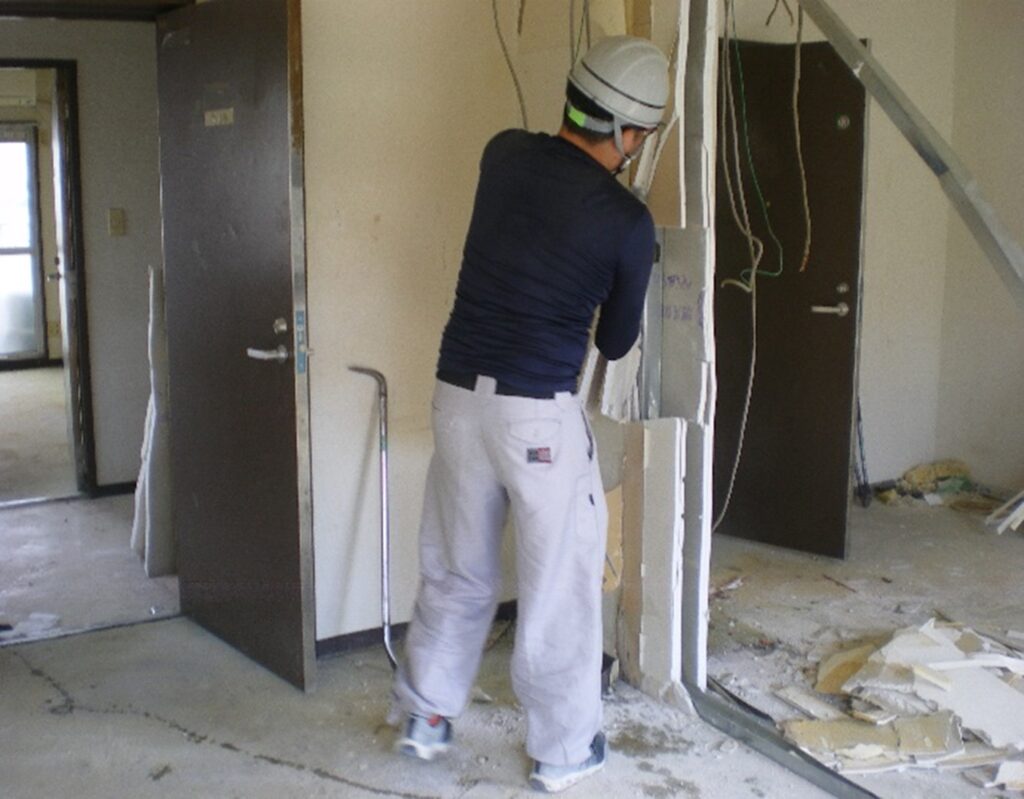 画像：内装材撤去