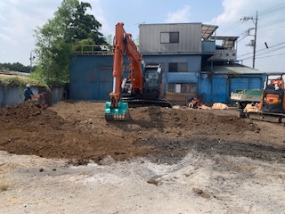 画像：木くず選別作業