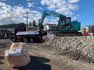 画像：ガラ搬出作業