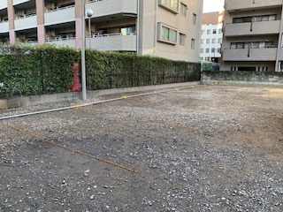 画像：完了全景　単管・トラロープ張り(駐車場）